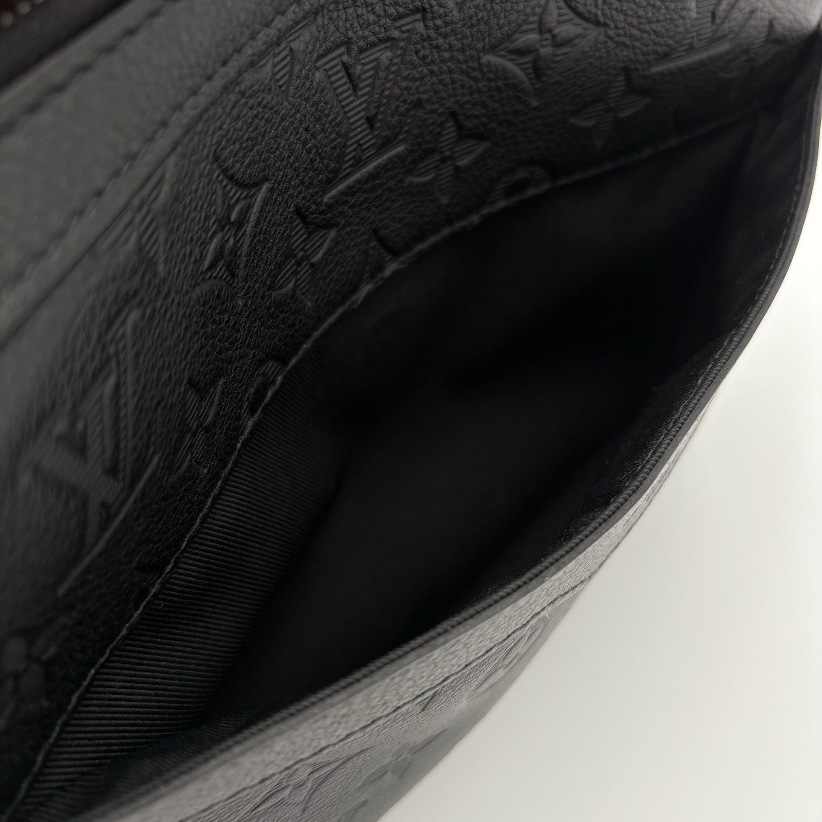 Louis Vuitton Messenger Bag Monogram Shadow ' Black ' | ONLY WORN 1-3x